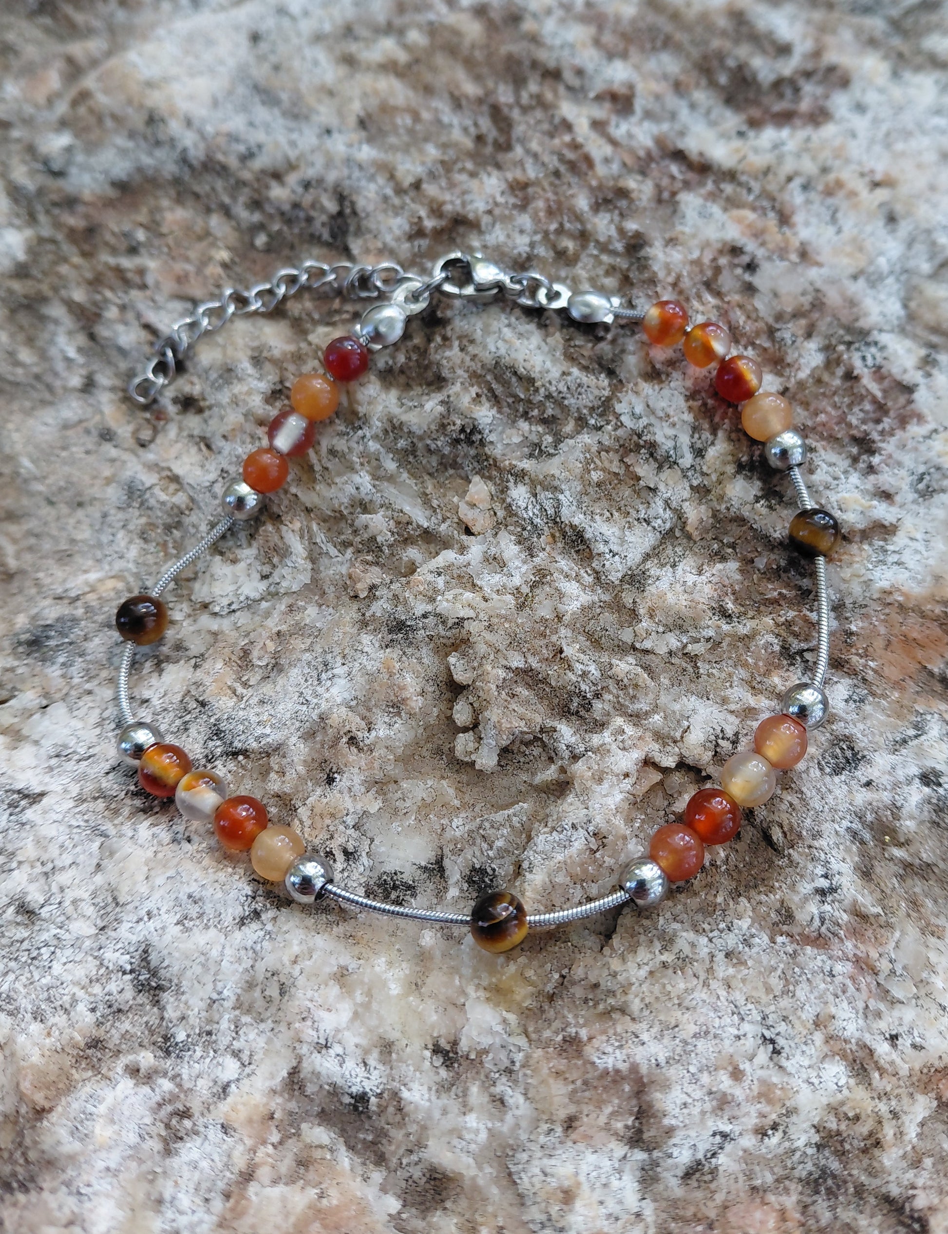 Bracelet Sétil en cornaline et oeil de tigre naturel, en lumière extérieure, perles 4mm — Zoéline