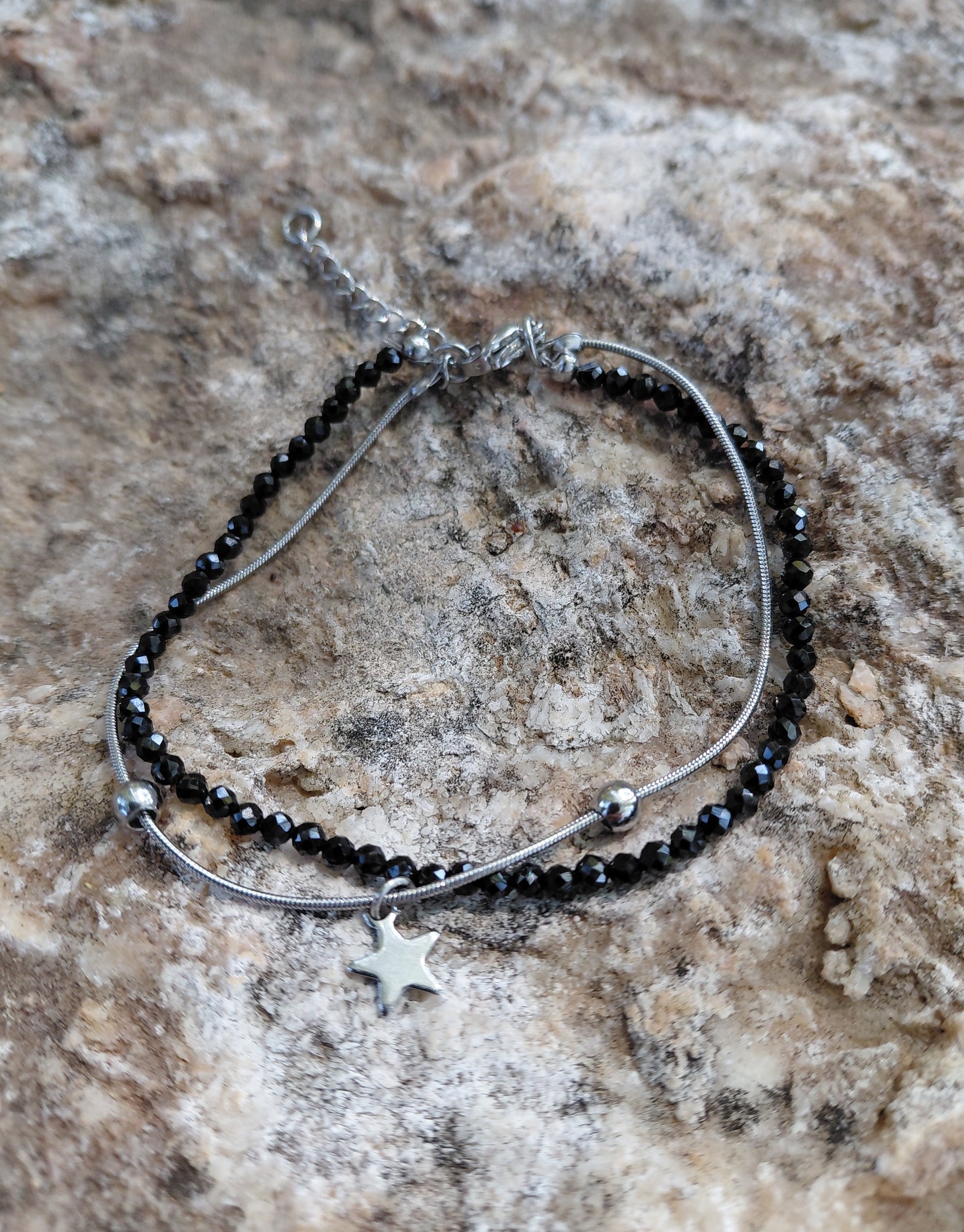 Bracelet Stella black en spinelle naturel AAA et acier inoxidable, en lumière extérieur — Zoéline