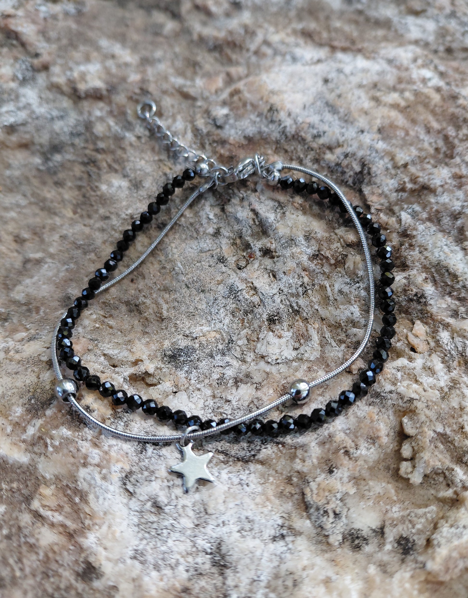 Bracelet Stella black en spinelle naturel AAA et acier inoxidable, en lumière extérieur — Zoéline