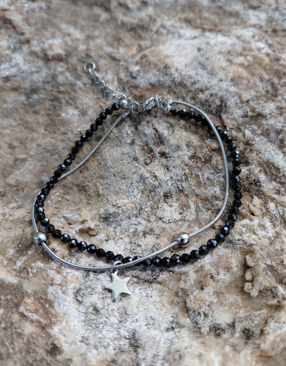Bracelet Stella black en spinelle naturel AAA et acier inoxidable, en lumière extérieur — Zoéline