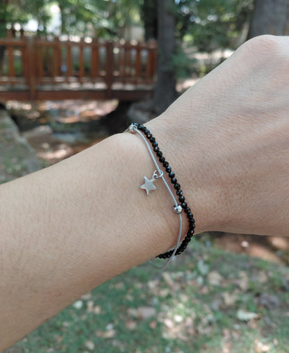Bracelet Stella black en spinelle naturel AAA et acier inoxidable, porté poignet en exterieur — Zoéline