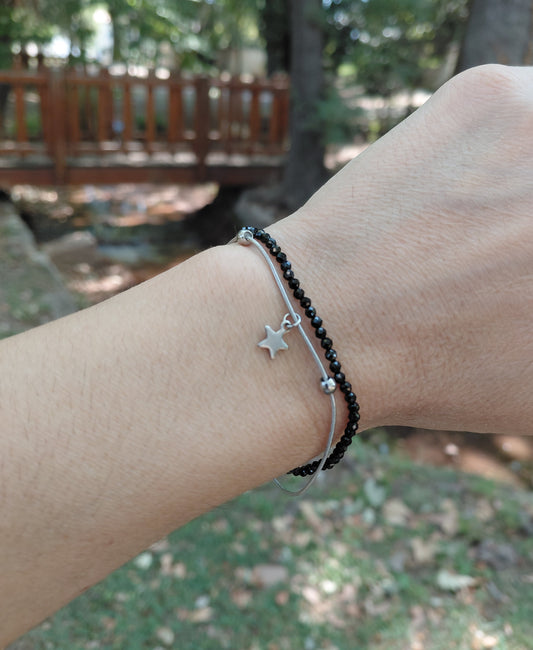 Bracelet Stella black en spinelle naturel AAA et acier inoxidable, porté poignet en exterieur — Zoéline