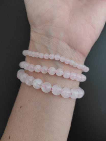 Bracelet quartz rose naturel AA, porté poignet, perles 4, 6 ou 8mm — Zoéline