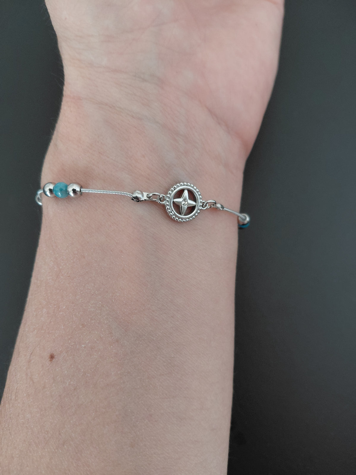 Bracelet Polaris, en apatite AA  naturelles, et étoile acier inoxydable, porté poignet — Zoéline