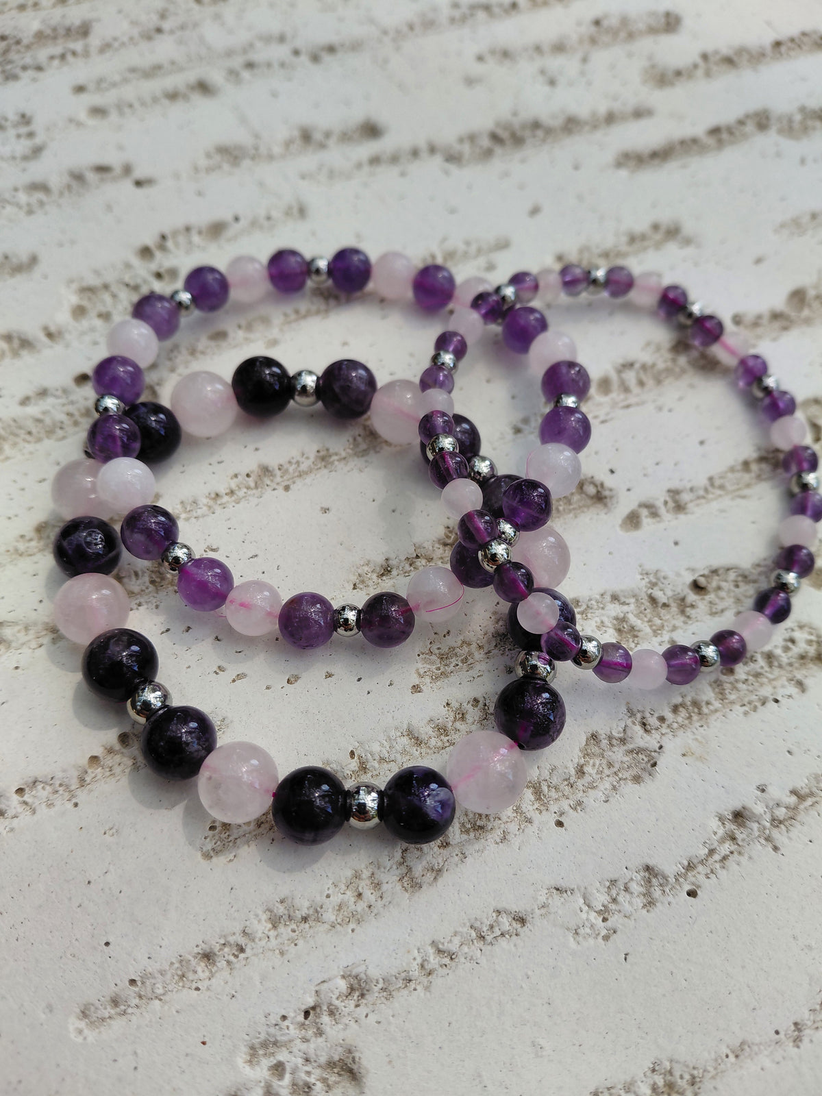 Bracelet Amarose, en améthyste AAA et quartz rose AA, pierres naturelles, en lumière exterieure, perles 4, 6 ou 8mm — Zoéline