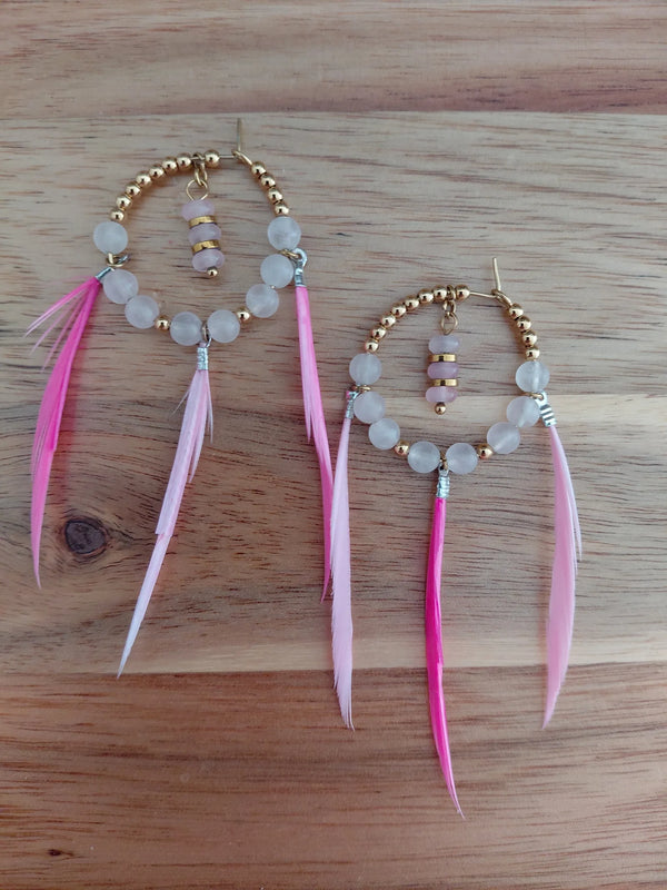 Boucles d'oreilles créoles Yumé en quartz rose naturel, acier inoxydable et plumes roses, 3cm — Zoéline
