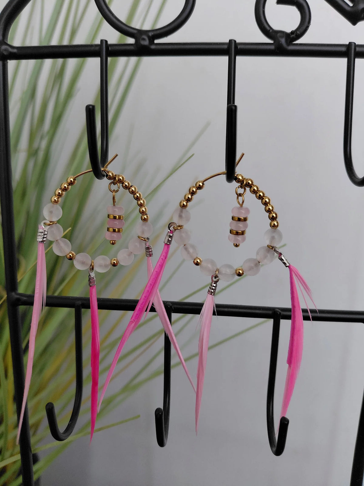 Boucles d'oreilles créoles Yumé en quartz rose naturel, acier inoxydable et plumes roses, 3cm — Zoéline