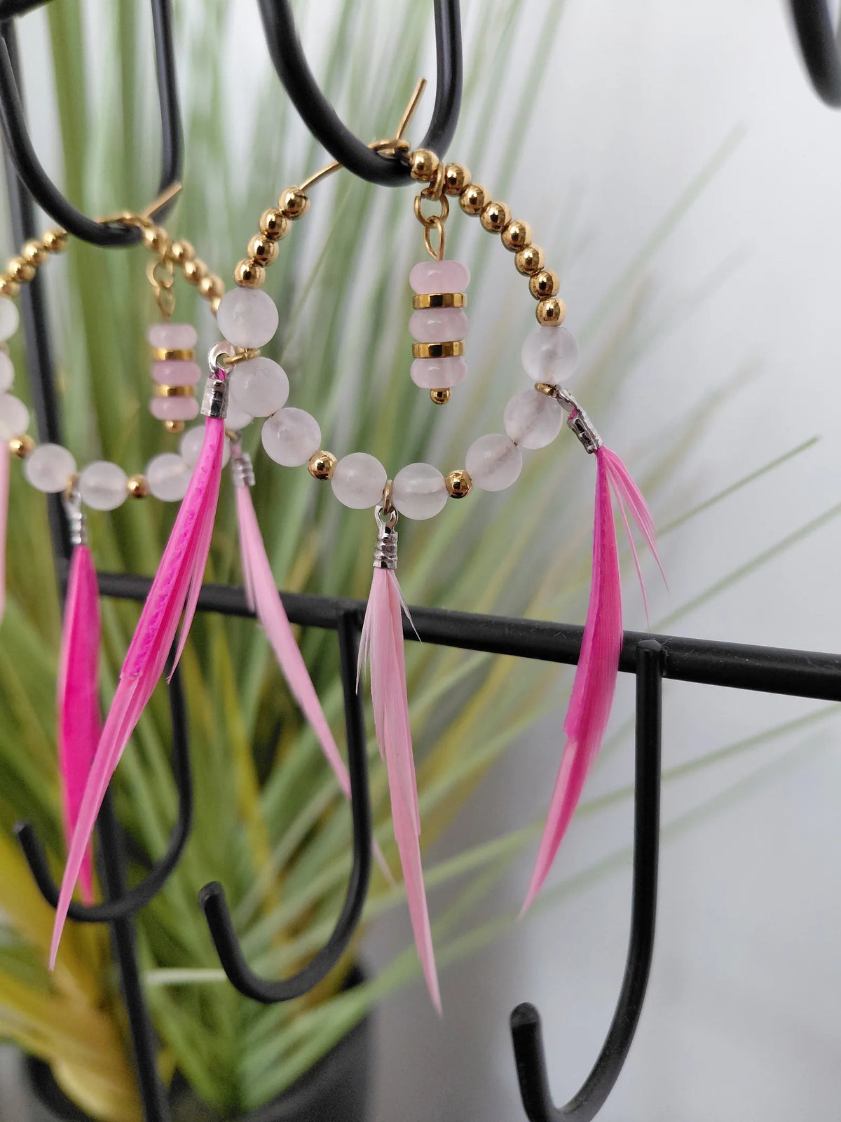 Boucles d'oreilles créoles Yumé en quartz rose naturel, acier inoxydable et plumes roses, 3cm — Zoéline