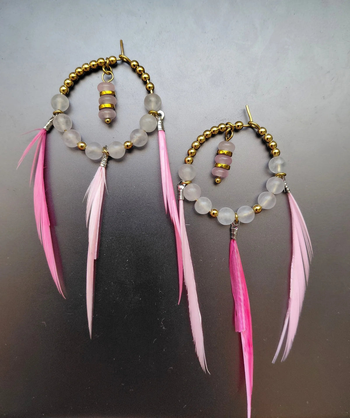 Boucles d'oreilles créoles Yumé en quartz rose naturel, acier inoxydable et plumes roses, 3cm — Zoéline