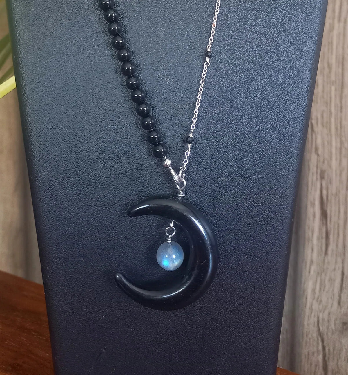 Collier Sélène, en onyx AA et labradorite AAA, pierres naturelles, détail pendentif — Zoéline