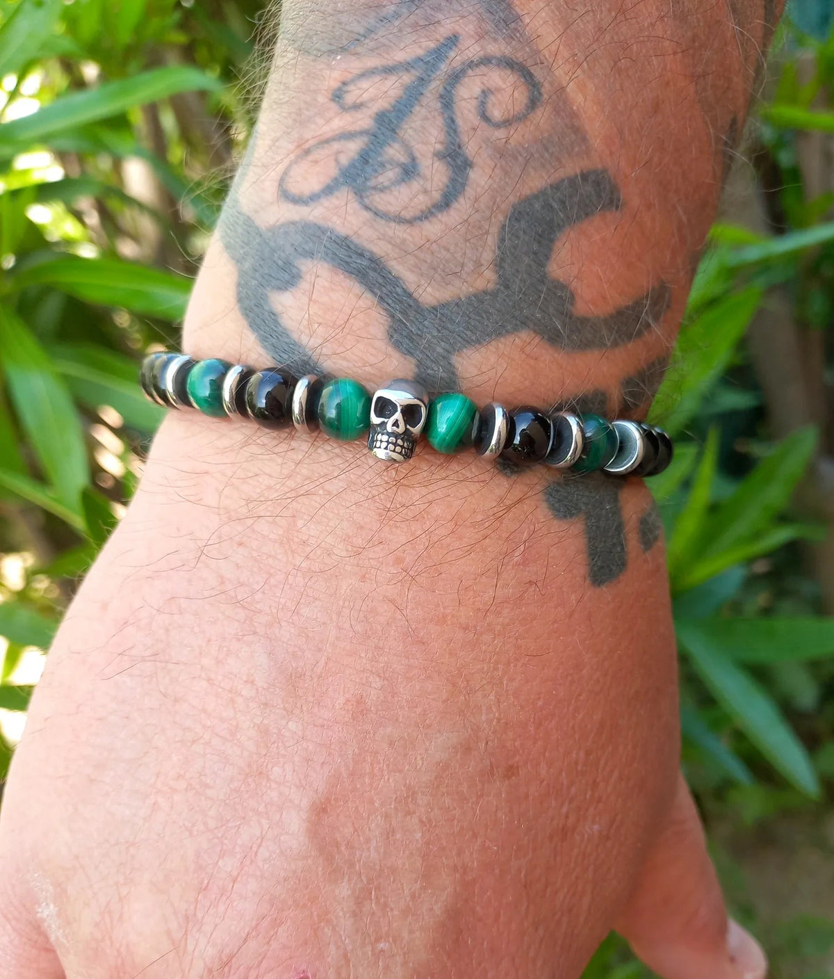 Bracelet Raven, en onyx AA et malachite AAA, pierres naturelles, et tête de mort en acier inoxydable, Malachite foncée, en extérieur  — Zoéline