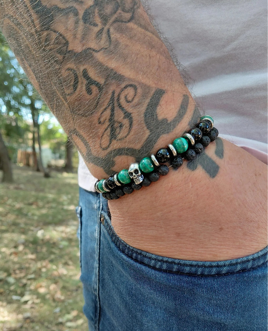 Bracelet Raven, en onyx AA et malachite AAA, pierres naturelles, et tête de mort en acier inoxydable, porté poignet homme en extérieur — Zoéline