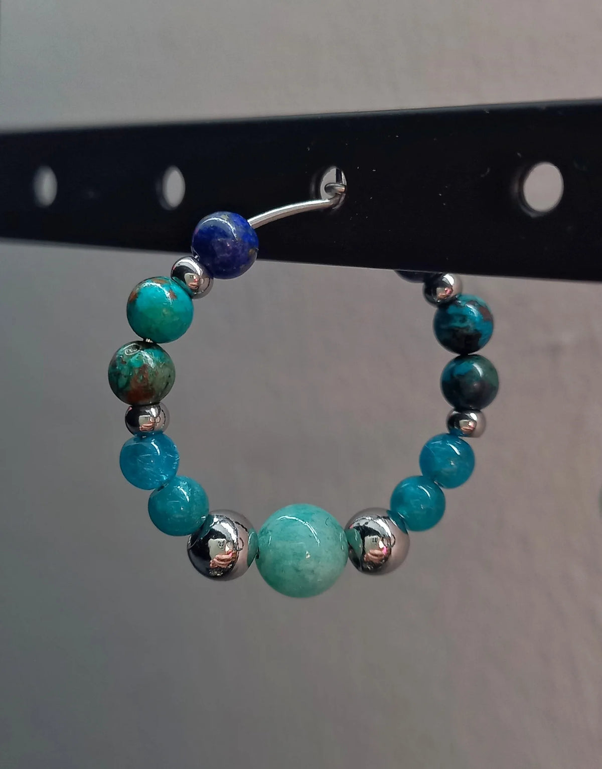 Boucles d'oreilles créoles Louen en lapis-lazuli, chrysocolle, apatite et amazonite, pierres naturelles, 3cm — Zoéline
