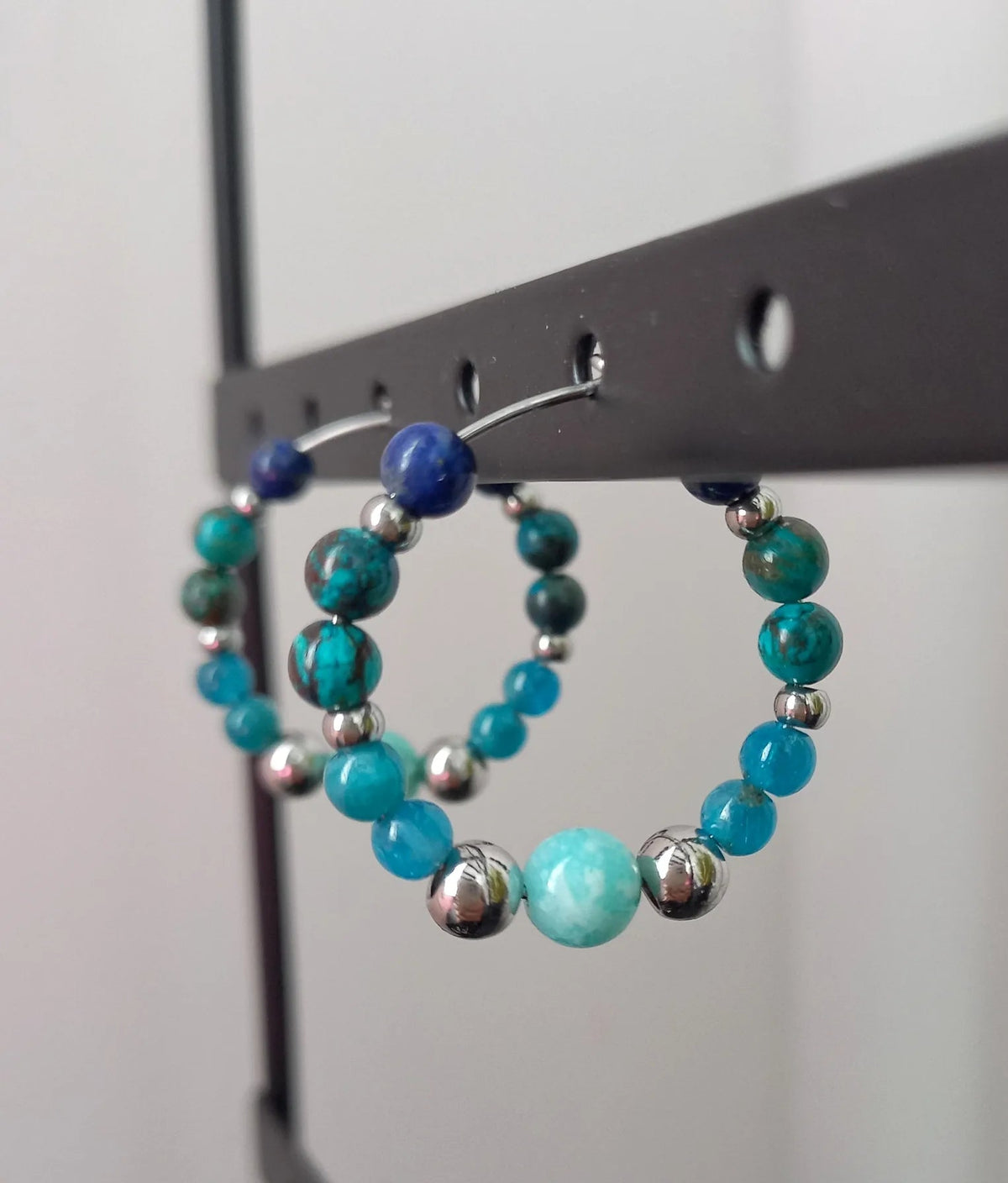 Boucles d'oreilles créoles Louen en lapis-lazuli, chrysocolle, apatite et amazonite, pierres naturelles, 3cm — Zoéline