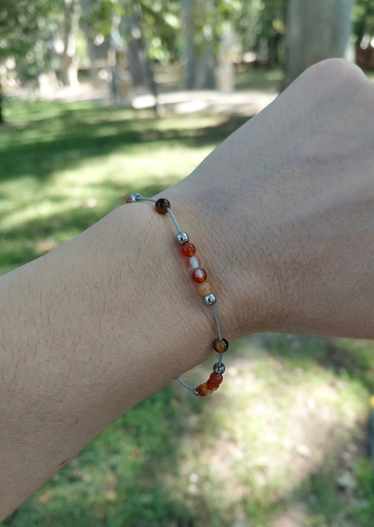 Bracelet Sétil en cornaline et oeil de tigre, pierres naturelles, perles 4mm, porté poignet en lumière extérieure — Zoéline