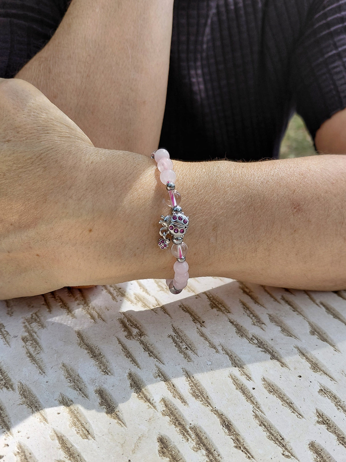 Bracelet Koxi en cristal de roche naturel AAA et quartz rose AA, perles 6mm, portés poignet en lumière extérieure — Zoéline