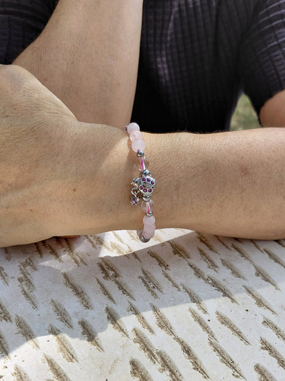 Bracelet Koxi en cristal de roche naturel AAA et quartz rose AA, perles 6mm, portés poignet en lumière extérieure — Zoéline