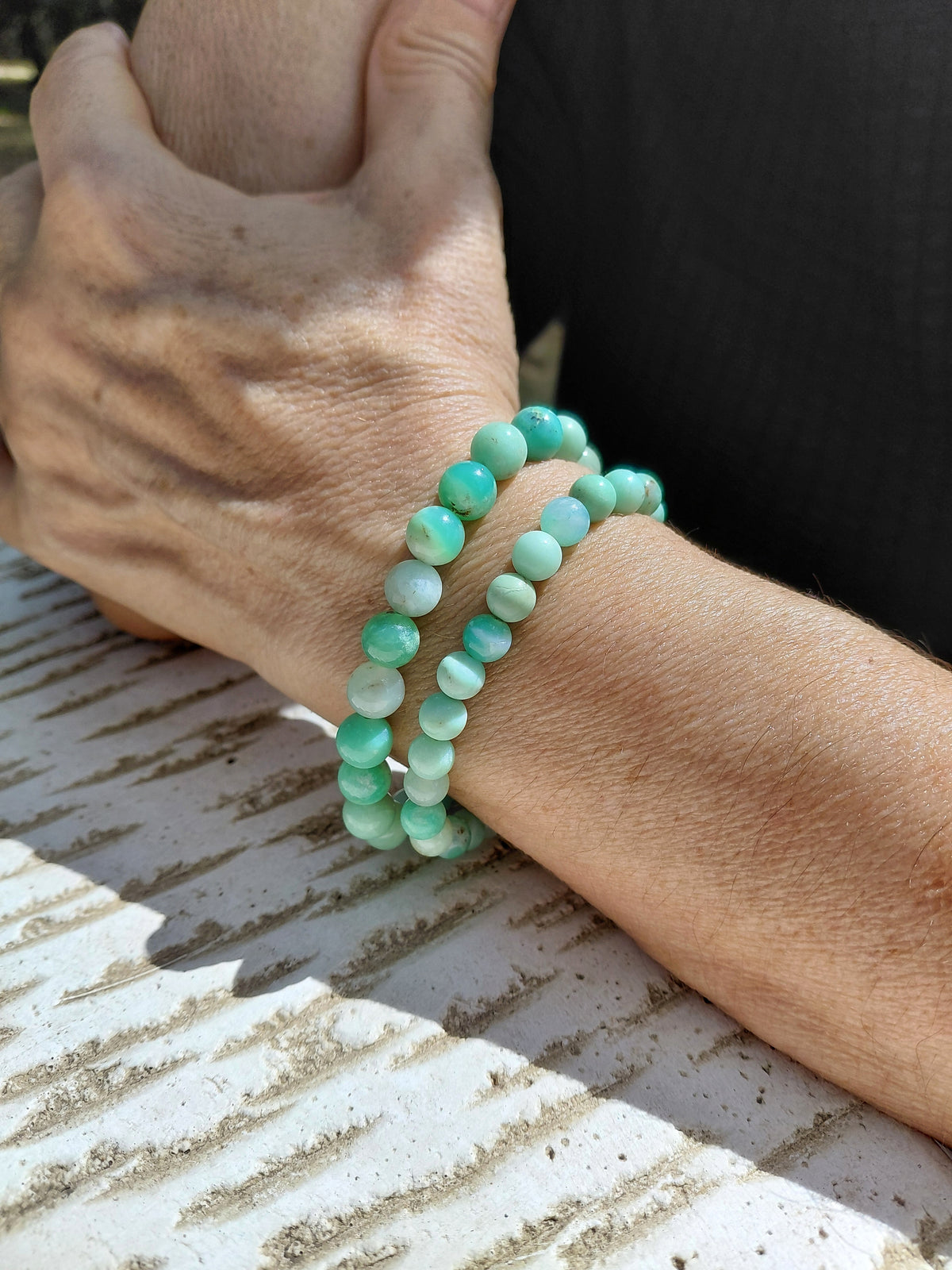 Bracelet chrysoprase naturelle AAA, porté en lumière extérieure, perles 6 et 8mm — Zoéline