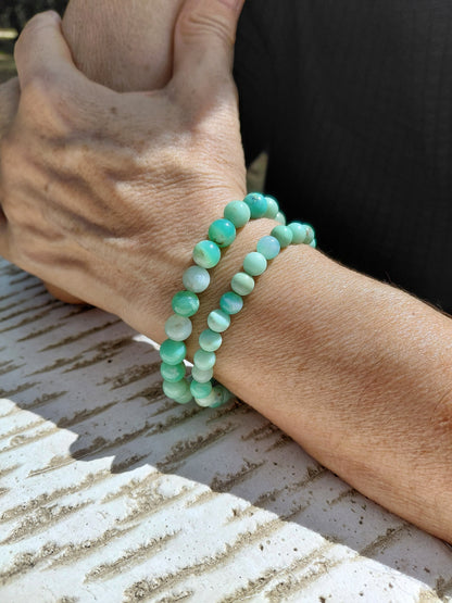 Bracelet chrysoprase naturelle AAA, porté en lumière extérieure, perles 6 et 8mm — Zoéline