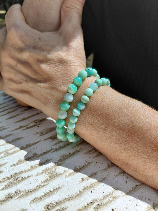 Bracelet chrysoprase naturelle AAA, porté en lumière extérieure, perles 6 et 8mm — Zoéline