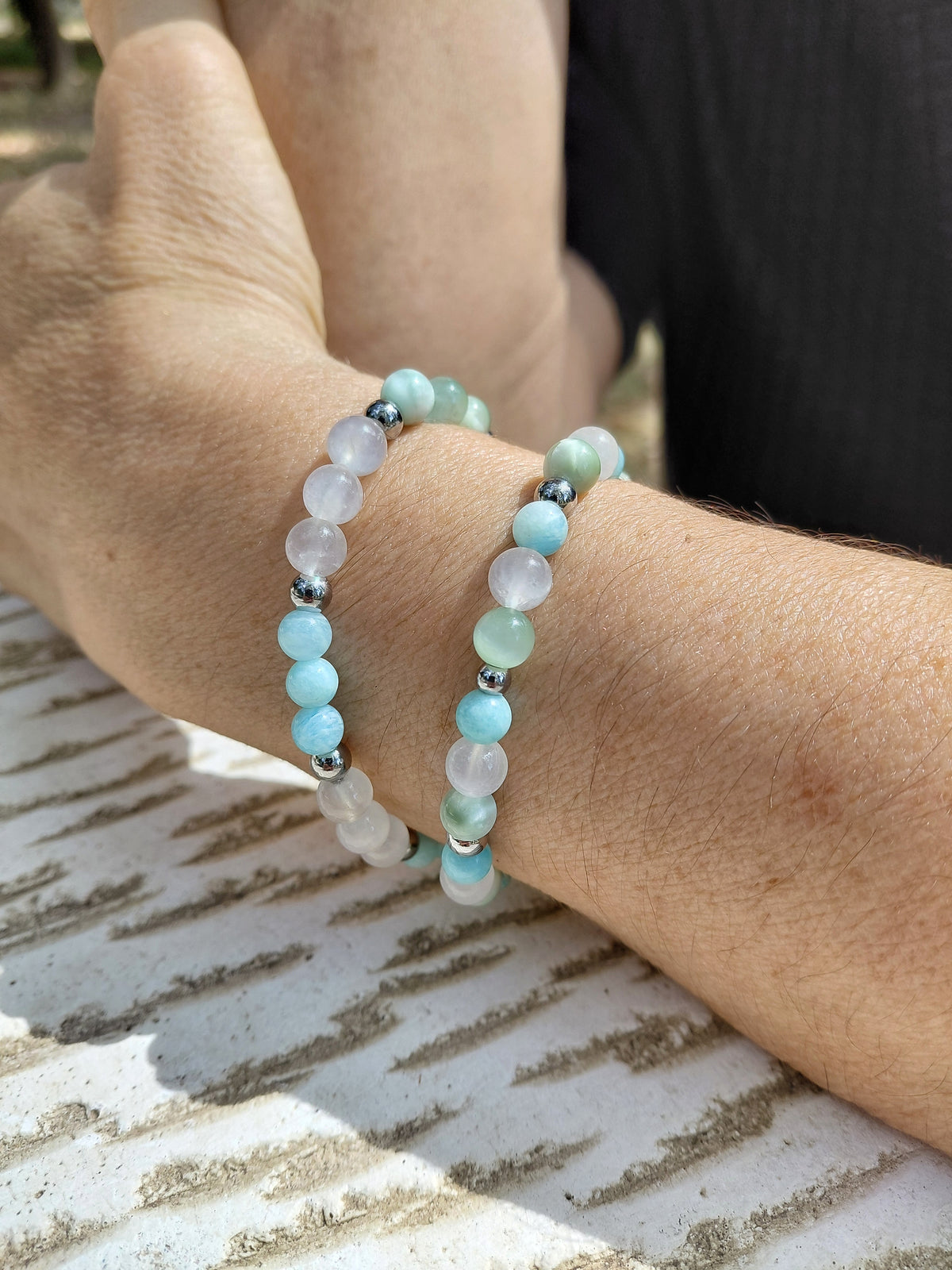 Bracelets Nérée Celeste et Nérée Nacre, en amazonite AAA, angélite AAA et pierre de lune AA, pierres naturelles, portés poignet en lumière extérieure, perles 6mm — Zoéline