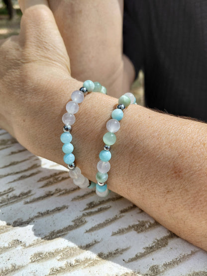 Bracelets Nérée Celeste et Nérée Nacre, en amazonite AAA, angélite AAA et pierre de lune AA, pierres naturelles, portés poignet en lumière extérieure, perles 6mm — Zoéline