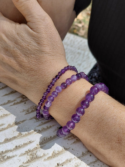 Bracelet améthyste naturelle AAA, porté poignet en lumière extérieure, perles de 4, 6 ou 8mm — Zoéline