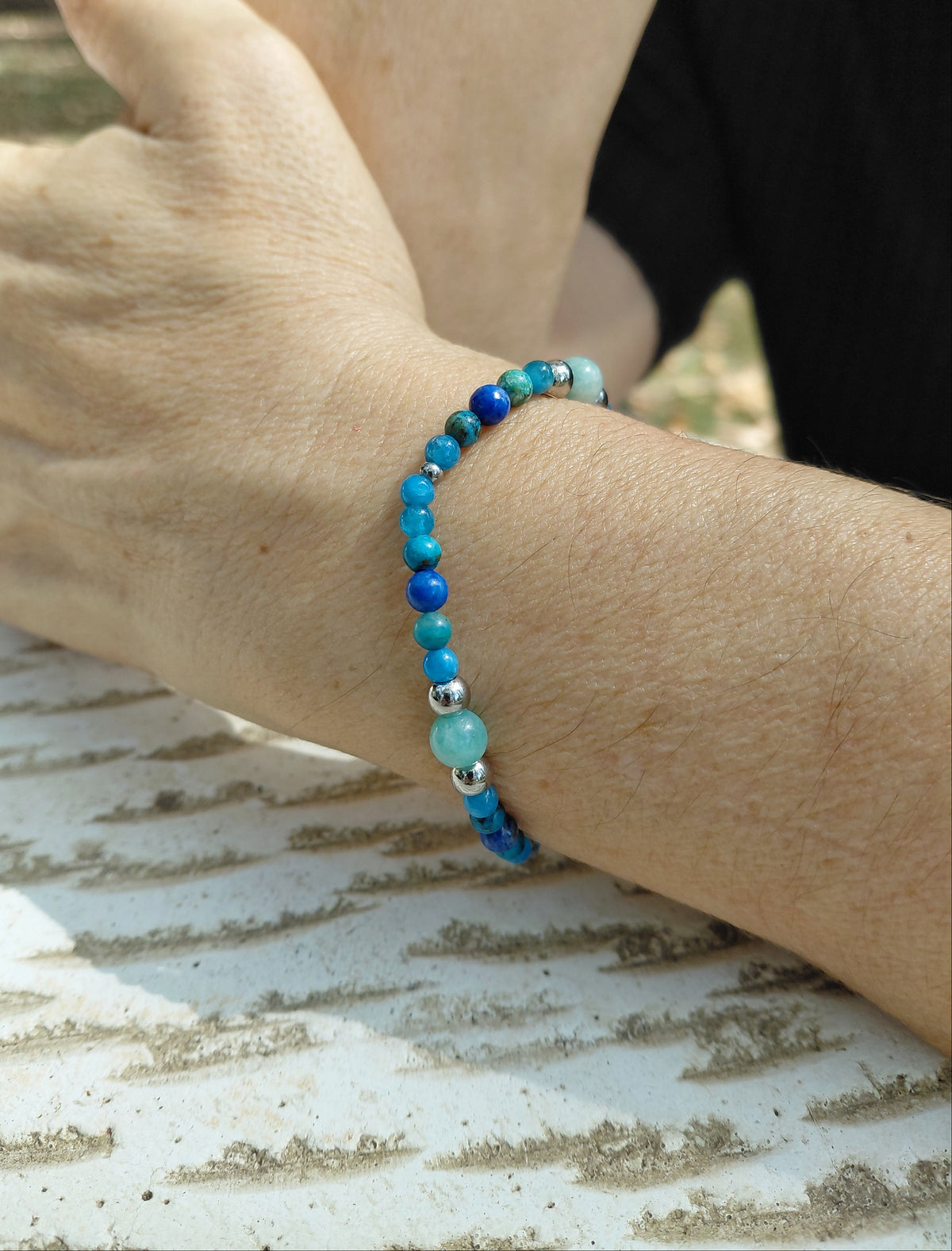 Bracelet Louen en lapis-lazuli AA, chrysocolle AAA, apatite AA et amazonite AAA, pierres naturelles, porté poignet en lumière extérieure — Zoéline