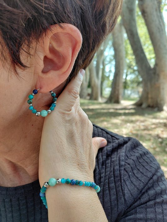 Boucles d'oreilles créoles Louen en lapis-lazuli, chrysocolle, apatite et amazonite, pierres naturelles, 3cm, porté en extérieure — Zoéline