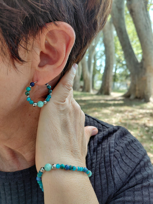 Boucles d'oreilles créoles Louen en lapis-lazuli, chrysocolle, apatite et amazonite, pierres naturelles, 3cm, porté en extérieure — Zoéline
