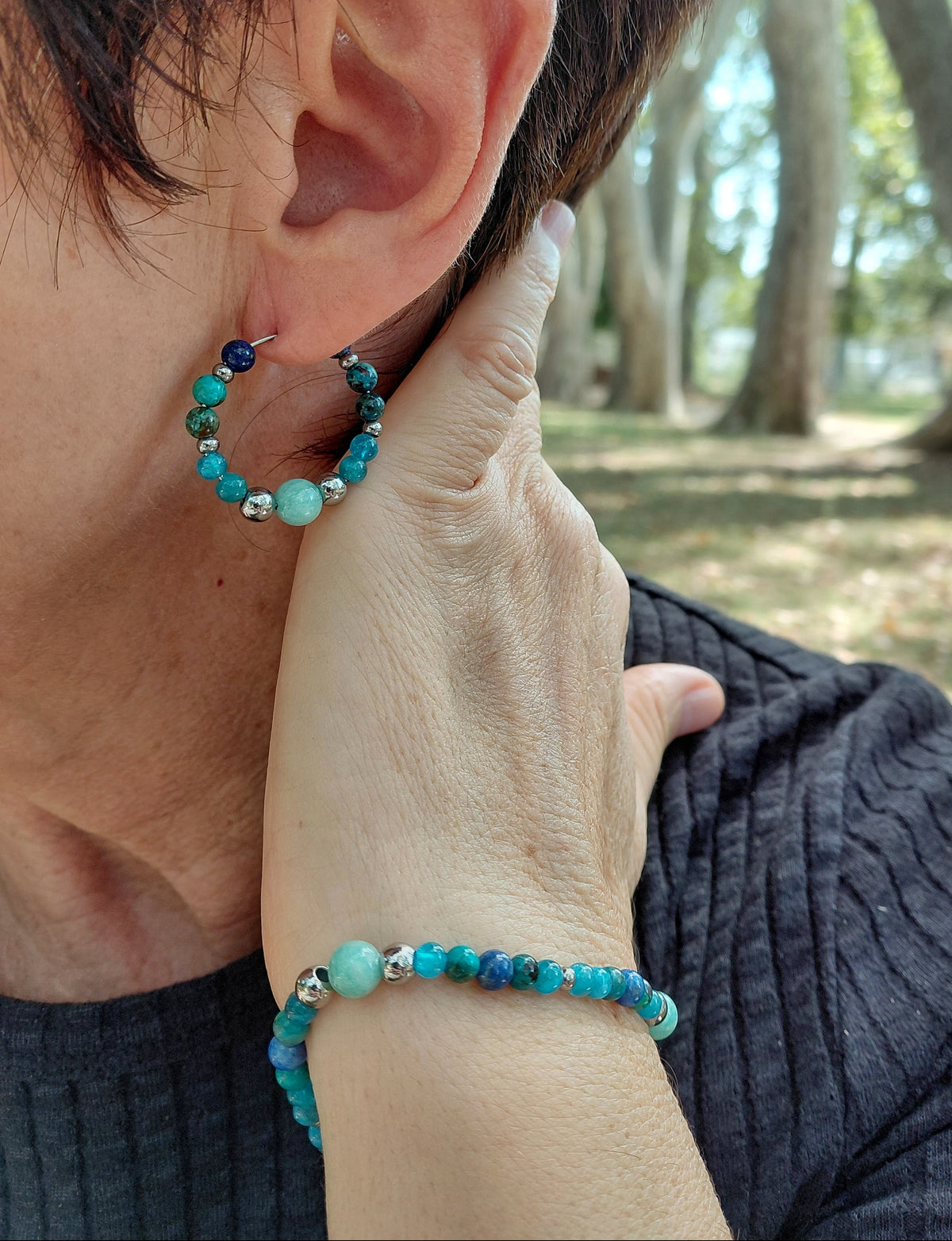 Bracelet e tboucles d'oreilles Louen en lapis-lazuli AA, chrysocolle AAA, apatite AA et amazonite AAA, pierres naturelles, porté en lumière extérieure — Zoéline