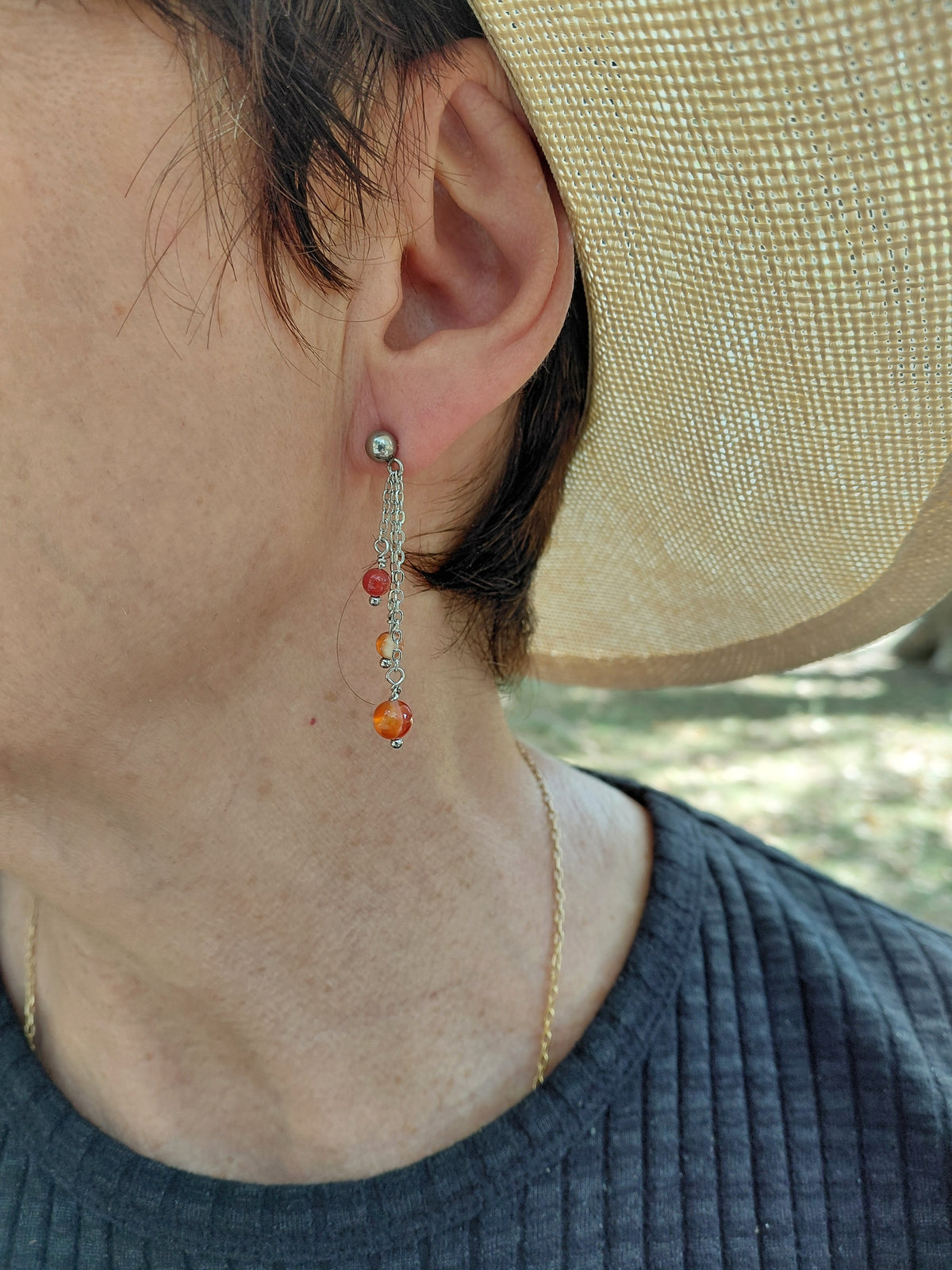 Boucles d'oreilles Mirca cornaline, en cornaline naturelle et acier inoxydable, longueur 5cm, porté en luilère extérieure — Zoéline