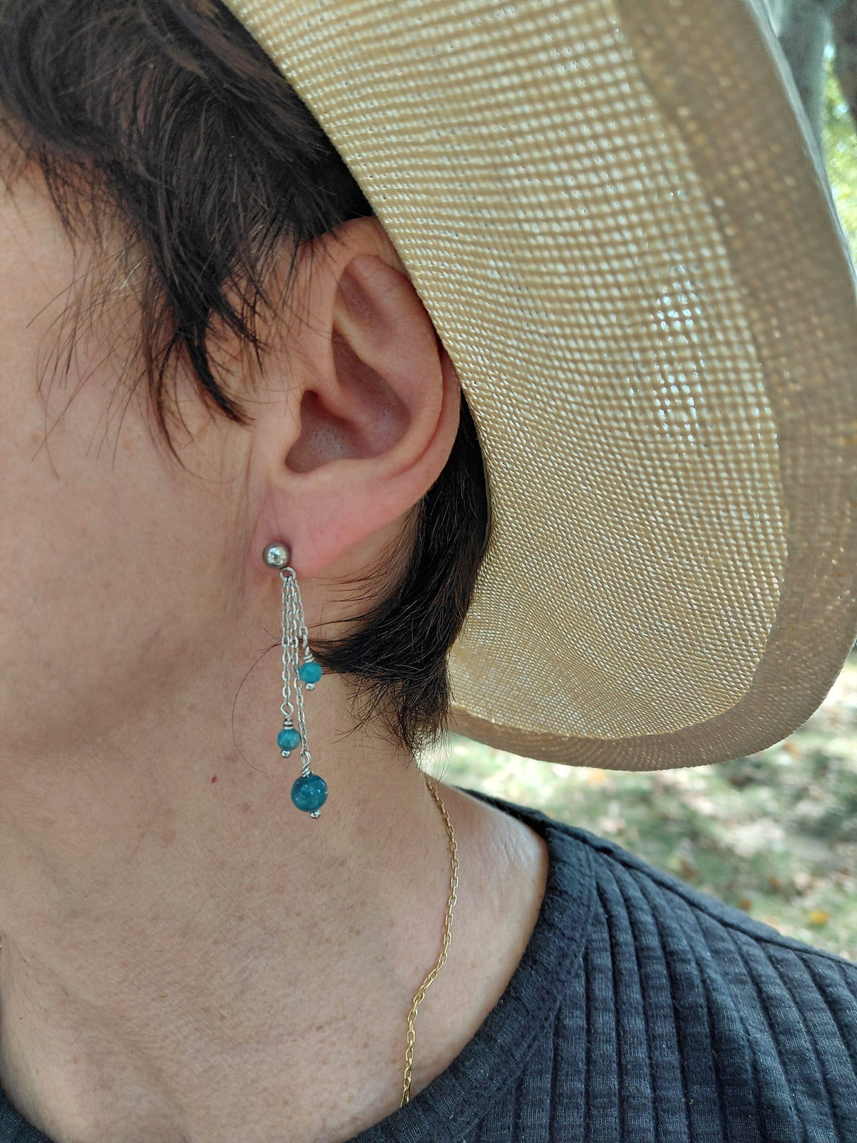 Boucles d'oreilles Mirca, en apatite AA naturelle et acier inoxydable, longueur 5cm, porté en extérieure — Zoéline