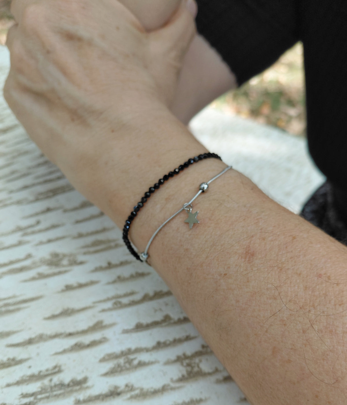 Bracelet Stella black en spinelle naturel AAA et acier inoxidable, porté poignet en exterieur — Zoéline