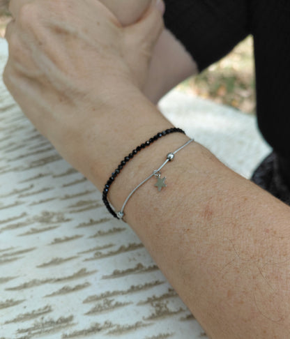 Bracelet Stella black en spinelle naturel AAA et acier inoxidable, porté poignet en exterieur — Zoéline