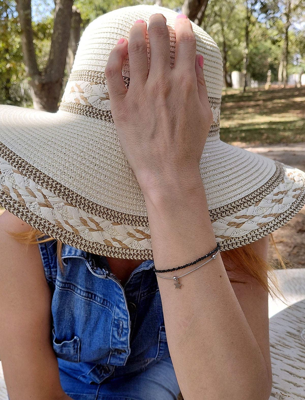 Bracelet Stella black en spinelle naturel AAA et acier inoxidable, porté poignet en exterieur — Zoéline