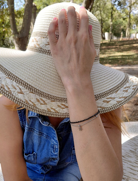 Bracelet Stella black en spinelle naturel AAA et acier inoxidable, porté poignet en exterieur — Zoéline