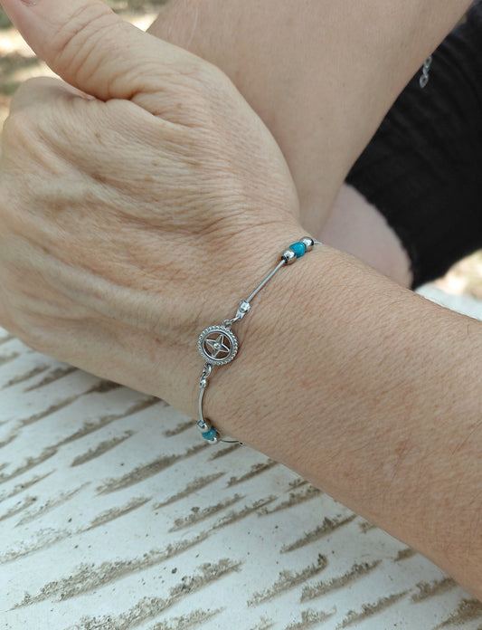 Bracelet Polaris, en apatite AA  naturelles, et étoile acier inoxydable, porté poignet en lumière extérieure — Zoéline