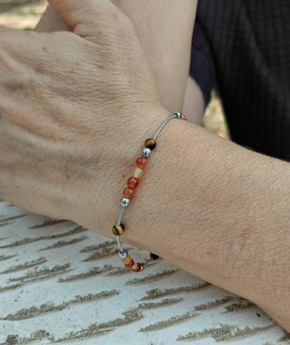 Bracelet Sétil en cornaline et oeil de tigre, pierres naturelles, perles 4mm, porté poignet en lumière extérieure — Zoéline