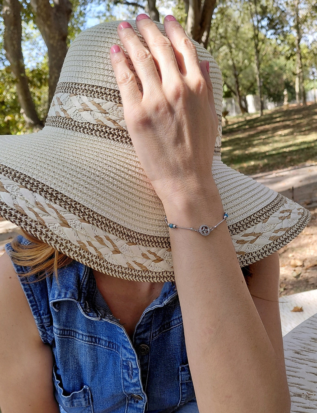 Bracelet Polaris, en apatite AA  naturelles, et étoile acier inoxydable, porté poignet en lulière extérieure — Zoéline