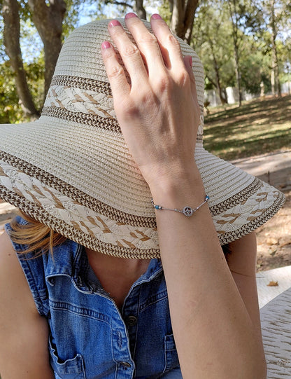 Bracelet Polaris, en apatite AA  naturelles, et étoile acier inoxydable, porté poignet en lulière extérieure — Zoéline