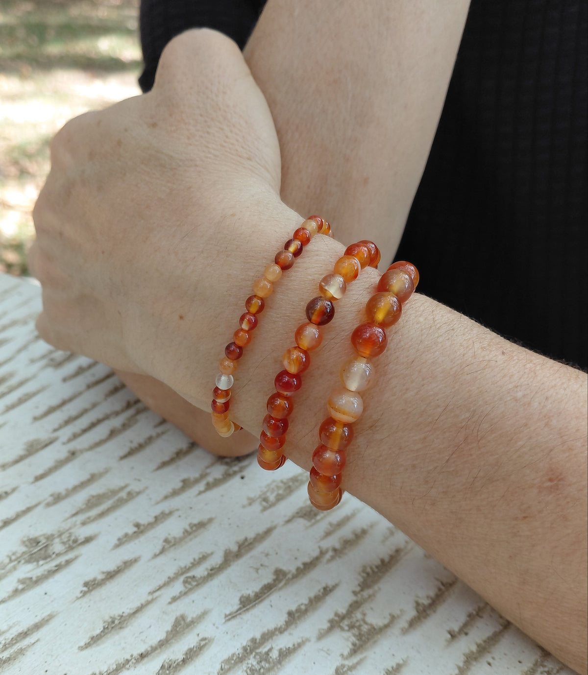 Bracelet cornaline naturelle, porté poignet en lumière extérieure, perles 4, 6 ou 8mm — Zoéline