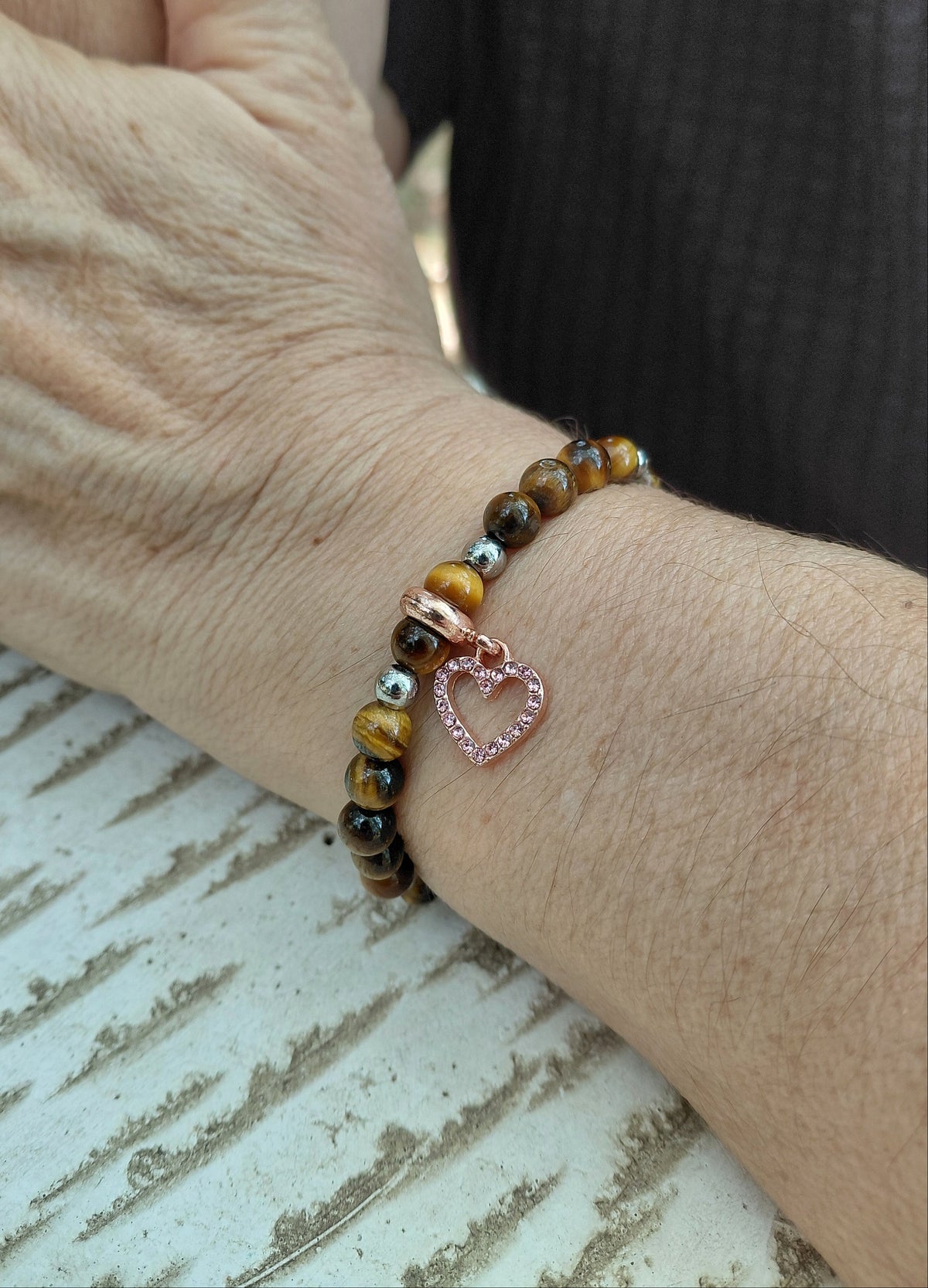 Bracelet Elaris Doré en oeil de tigre AAA, pierres naturelles, porté poignet en lumière extérieure, perles 6mm — Zoéline
