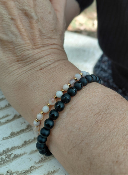 Bracelet onyx mat-givré naturel AAA, porté poignet en lumière extérieure, perles 6mm — Zoéline