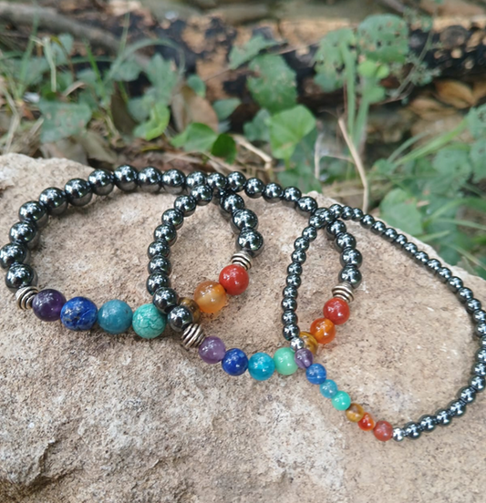 Bracelet 7 chakras et hématite, en pierres naturelles, en lumière extérieure, perles 4, 6 ou 8mm — Zoéline