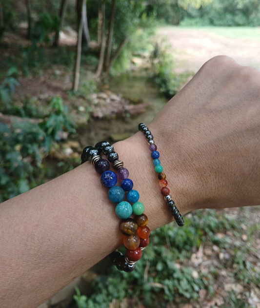 Bracelet 7 chakras et hématite, en pierres naturelles, porté poignet en lumière extérieure, perles 4, 6 ou 8mm — Zoéline