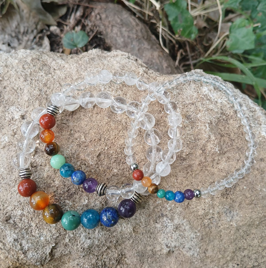 Bracelet 7 chakras et cristal de roche, en pierres naturelles,  en lumière extérieure, perles 4, 6 ou 8mm — Zoéline