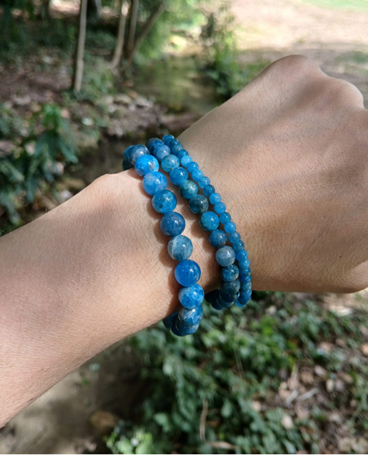 Bracelet apatite naturelle AA, porté poignet en lumière extérieure, perles 4, 6 ou 8mm — Zoéline