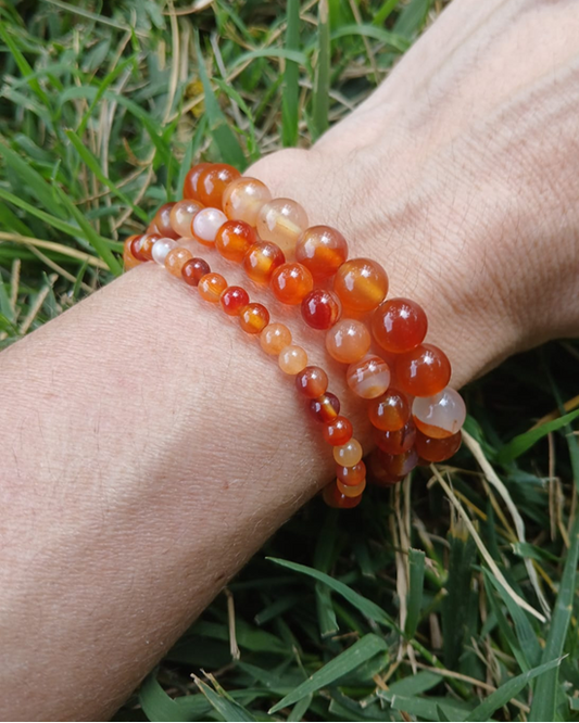 Bracelet cornaline naturelle, porté poignet en lumière extérieure, perles 4, 6 ou 8mm — Zoéline