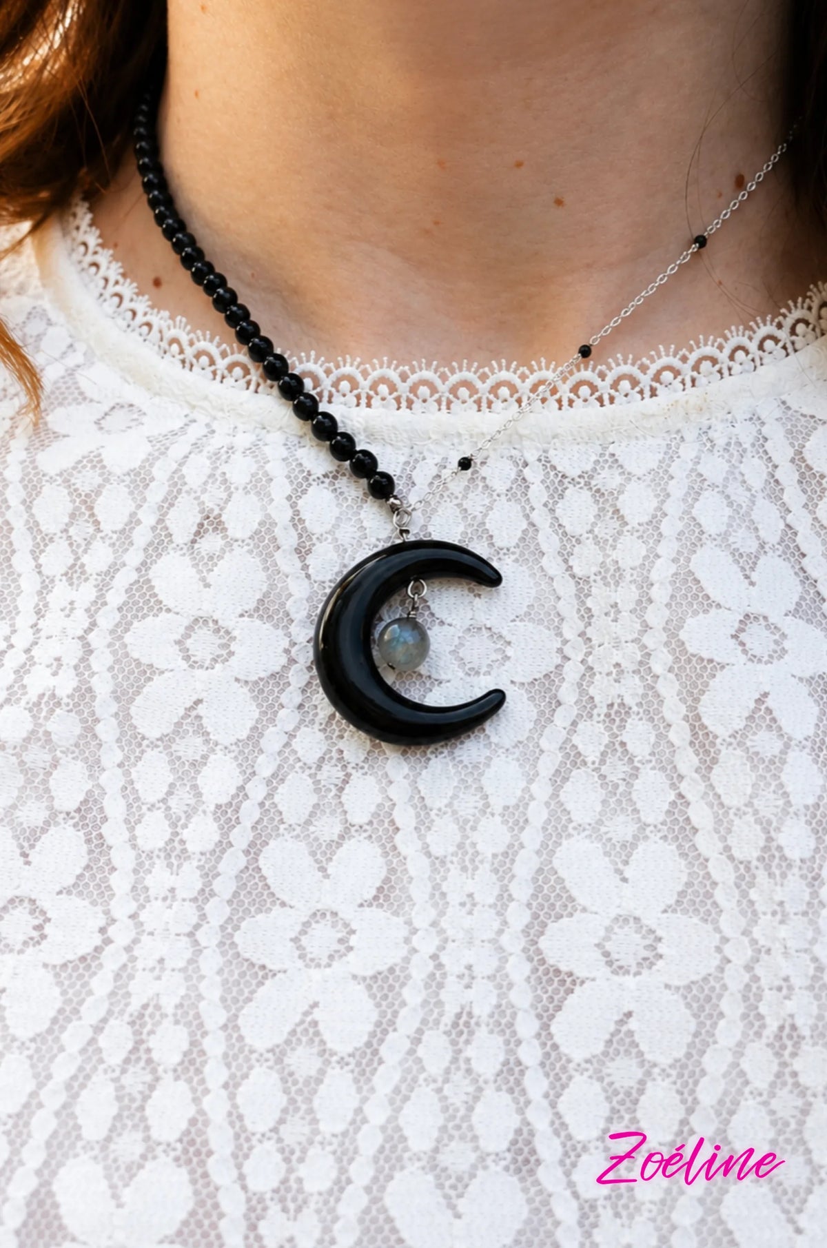 Collier Sélène, en onyx AA et labradorite AA, pierres naturelles, porté en extérieur — Zoéline